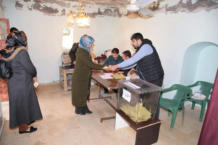 Oylarını okulda değil camide kullandılar nedeni ise... - Resim: 2