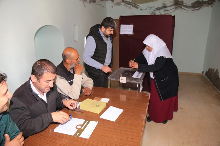Oylarını okulda değil camide kullandılar nedeni ise... - Resim: 3