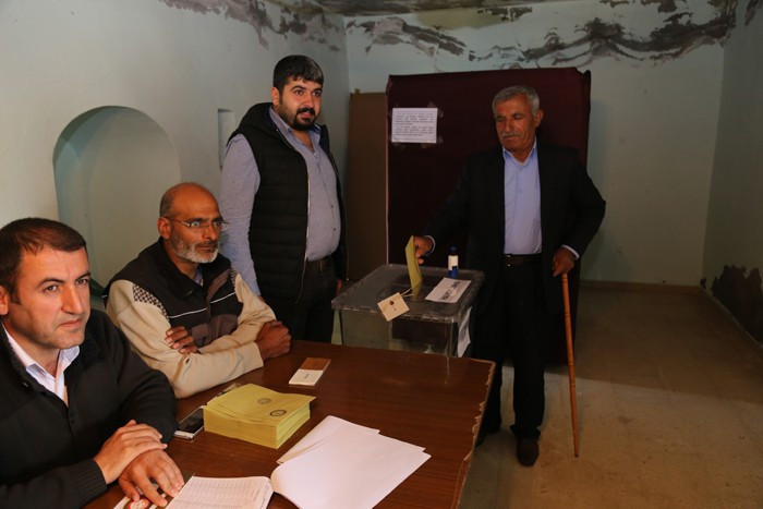 Oylarını okulda değil camide kullandılar nedeni ise... - Resim: 4