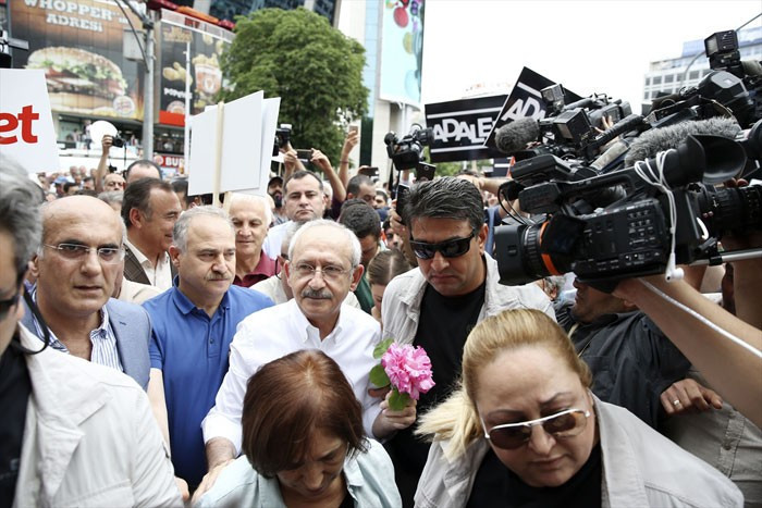 Kılıçdaroğlu'yla birlikte yürüyüşe katılan sürpriz isim - Resim: 1