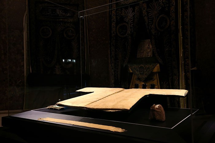 Hırka-i Şerif gözyaşları arasında ziyarete açıldı! - Resim: 1