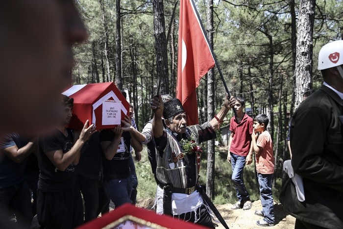 Bitlis şehidi gözyaşları arasında toprağa verildi! - Resim: 2