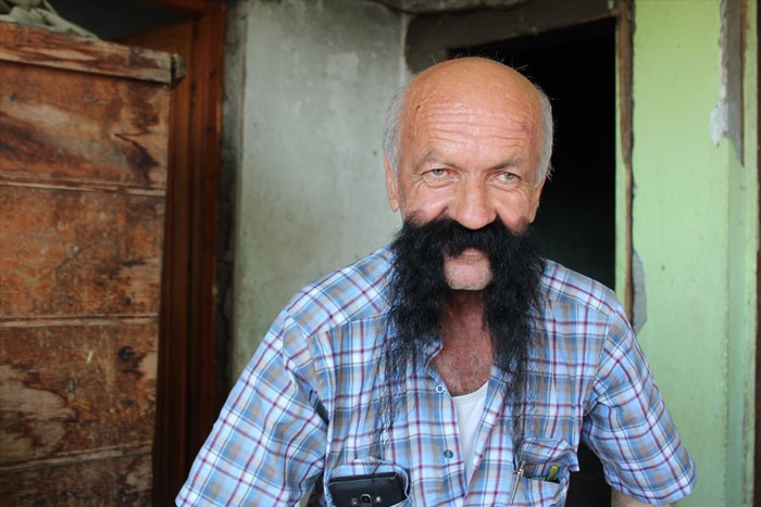 Tam 37 yıldır bıyıklarını kesmiyor fönle şekil veriyor! - Resim: 1