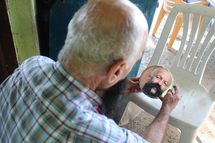 Tam 37 yıldır bıyıklarını kesmiyor fönle şekil veriyor! - Resim: 2