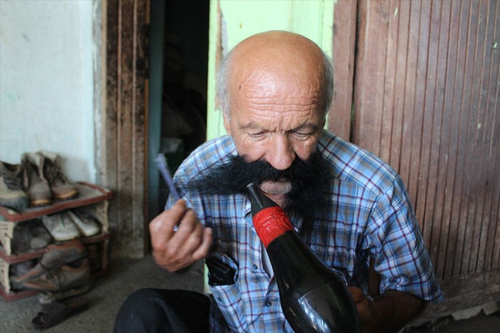 Tam 37 yıldır bıyıklarını kesmiyor fönle şekil veriyor! - Resim: 3