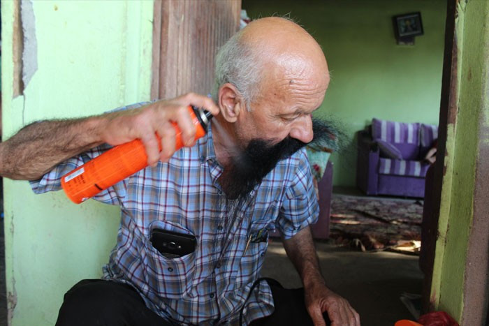 Tam 37 yıldır bıyıklarını kesmiyor fönle şekil veriyor! - Resim: 4
