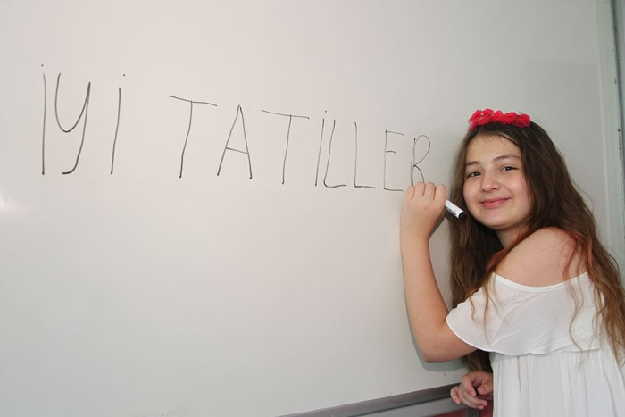 Kimisi sevindi kimi üzüldü! Öğrenciler karnelerini böyle aldı - Resim: 2