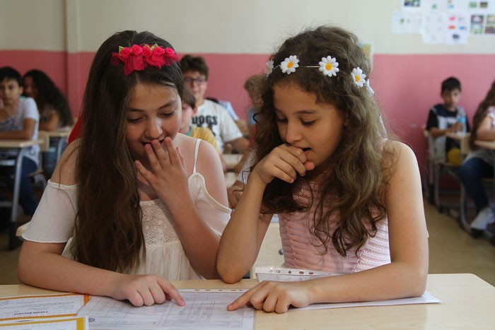 Kimisi sevindi kimi üzüldü! Öğrenciler karnelerini böyle aldı - Resim: 3