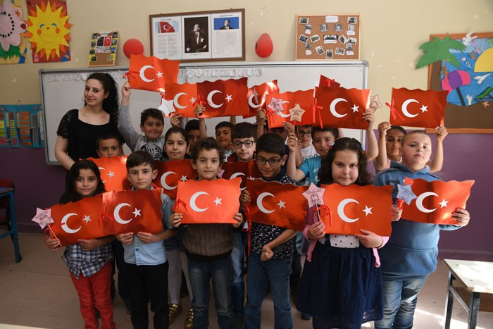 Kimisi sevindi kimi üzüldü! Öğrenciler karnelerini böyle aldı - Resim: 4