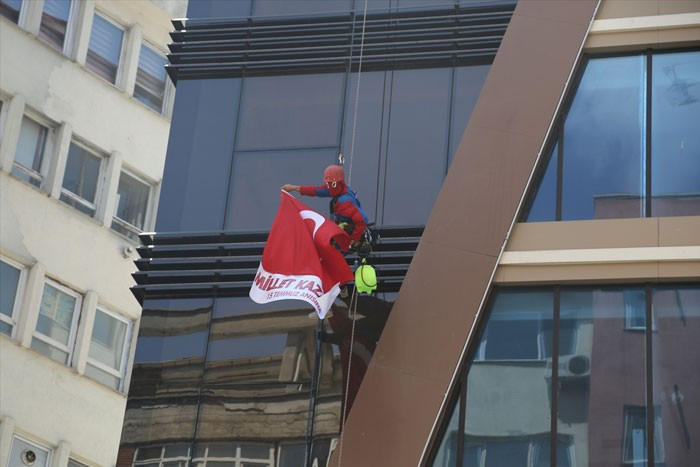 'Örümcek Adam'dan 15 Temmuz pankartı! - Resim: 2