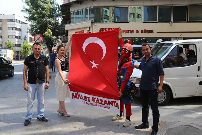 'Örümcek Adam'dan 15 Temmuz pankartı! - Resim: 3