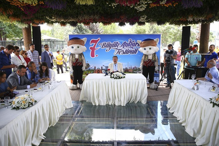 Melih Gökçek'in zor anları tam konuşmak üzereyken... - Resim: 1