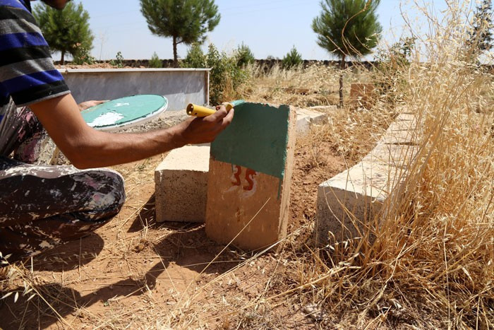 Suruç'ta terörist mezarlarındaki o simgeler tek tek silindi - Resim: 1