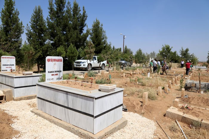 Suruç'ta terörist mezarlarındaki o simgeler tek tek silindi - Resim: 2