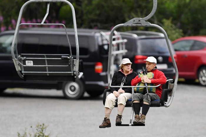 Angela Merkel dağa çıktı dikkat çeken detay - Resim: 3