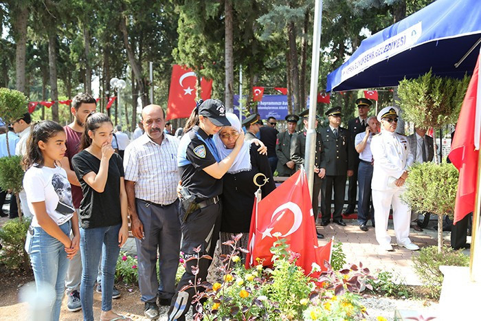 Şehit annesini polis memuru teselli etti! - Resim: 1