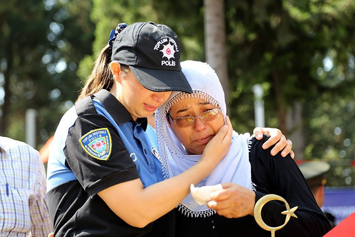 Şehit annesini polis memuru teselli etti! - Resim: 2