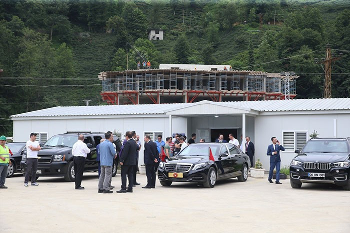 Cumhurbaşkanı Erdoğan'ı gören Rizeliler yola atladı! - Resim: 2