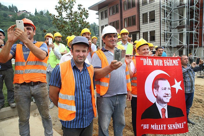 Cumhurbaşkanı Erdoğan'ı gören Rizeliler yola atladı! - Resim: 3