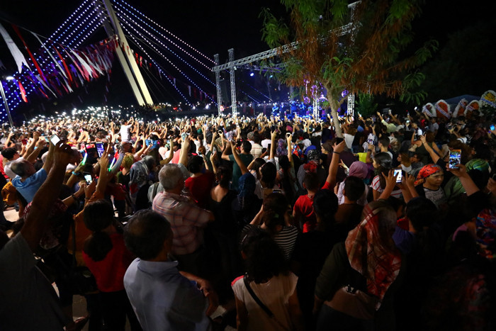Ferhat Göçer konserinde talihsiz kaza ilk müdahaleyi ünlü sanatçı yaptı! - Resim: 2