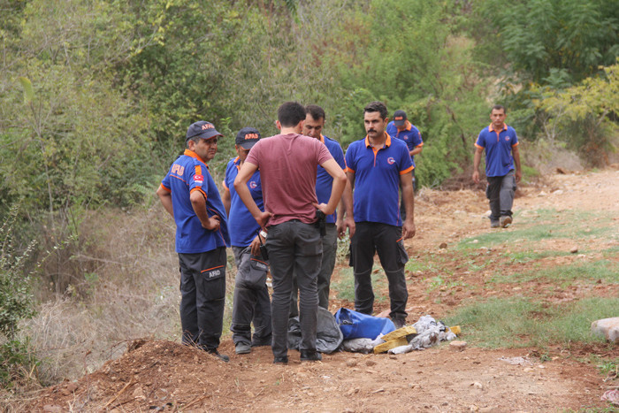 Adana'da ormanda bulunan gizemli çanta polisi alarma geçirdi! - Resim: 1