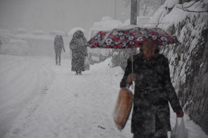 Kar yağışı bastırdı yarın Ankara donacak meteorolojiden 8 alarm birden geldi - Resim: 1