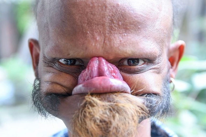 Diliyle alnını yalayan adam inanılmaz ama gerçek... - Resim: 1