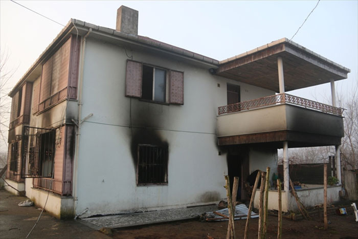 Samsun'da facia! Yaşlı anne ile engelli kızları yanarak... - Resim: 4