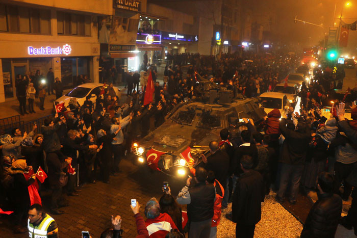 Dünyaya korku salan fotoğraf! Gülerek gidiyorlar... - Resim: 2