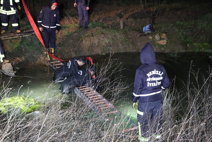 Gece yarısı feci kaza! Araç su birikintisine devrildi çok sayıda ölü var - Resim: 2