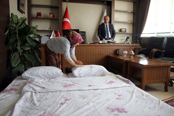 Yer kalmadı turistler için makam odasına yatak serdirdi - Resim: 2