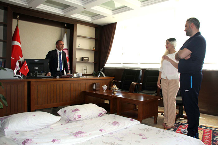 Yer kalmadı turistler için makam odasına yatak serdirdi - Resim: 3