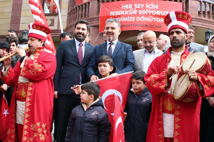 İlginç tören! Suriyeliler Esenyurt'tan mehterle uğurlandı... - Resim: 1