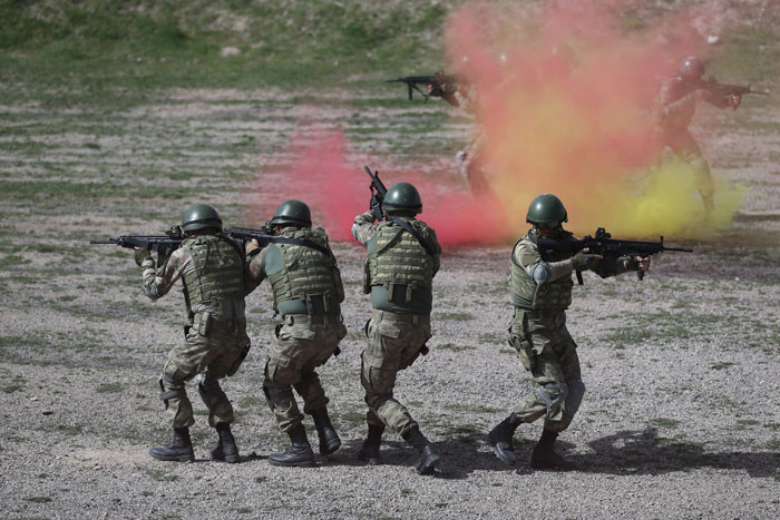 Komando eğitiminde bir gün nasıl geçiyor? Çarpıcı fotoğraflar... - Resim: 1