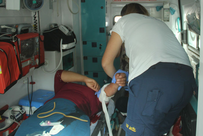 Kocasıyla tartıştı, çocuklarının önünde kendini bıçakladı - Resim: 2