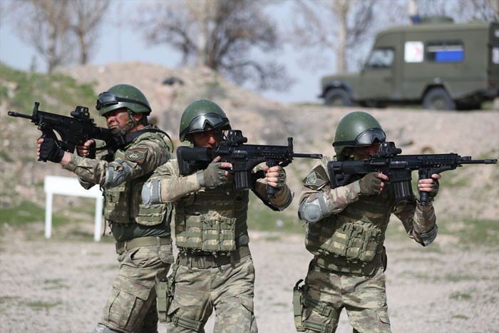 Türkiye'nin gururu sahneye çıktı! Komandolar... - Resim: 1