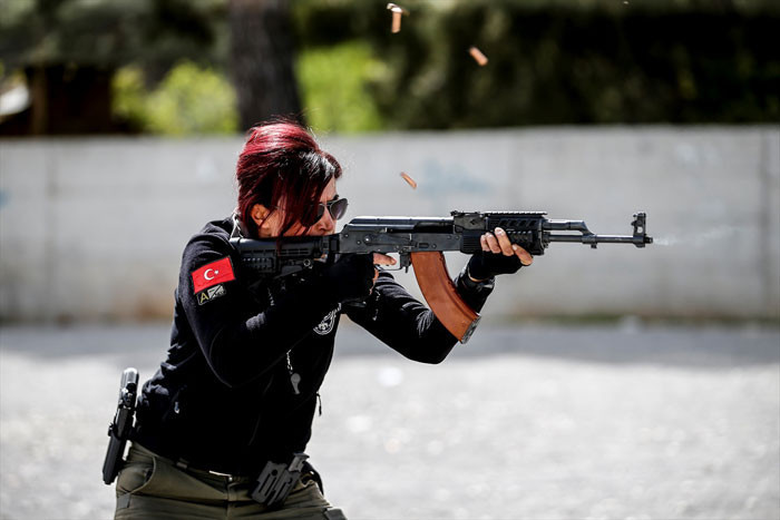Antalya emniyetinin 'Lara Croft'u! Gözü kapalı indiriyor - Resim: 4