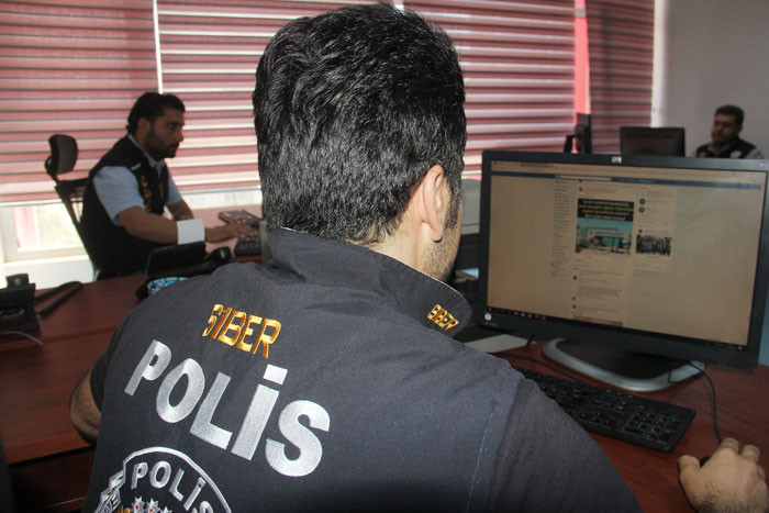 Twitter ve Facebook devriyesi! Göz açtırmıyorlar - Resim: 4