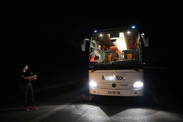 Katliam girişimi! Yolcu otobüsüne otoyolda kaya ile saldırdılar... - Resim: 1