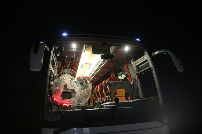 Katliam girişimi! Yolcu otobüsüne otoyolda kaya ile saldırdılar... - Resim: 3