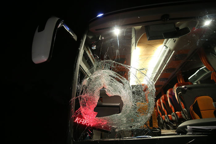 Katliam girişimi! Yolcu otobüsüne otoyolda kaya ile saldırdılar... - Resim: 4