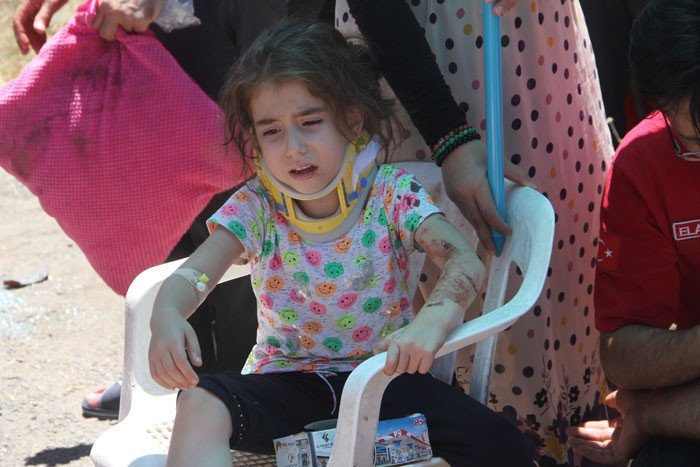 Yoldan geçerken kazayı görünce şemsiyeyi kapıp geldi - Resim: 4