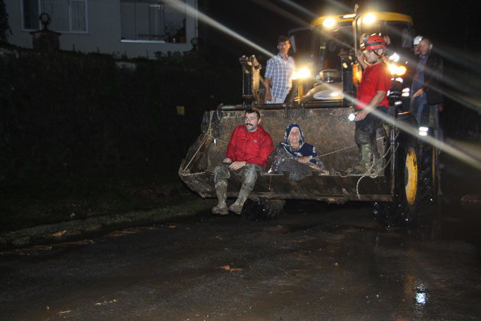 Trabzon’u sel ve heyelan vurdu! Yollar kapandı, mahsur kalanlar oldu - Resim: 1