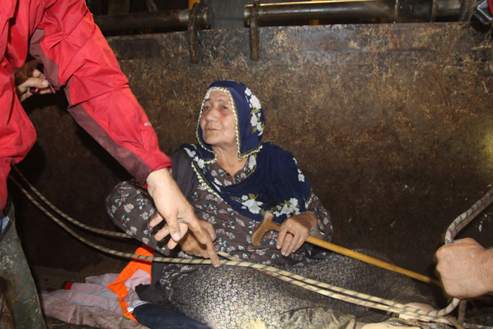 Trabzon’u sel ve heyelan vurdu! Yollar kapandı, mahsur kalanlar oldu - Resim: 3