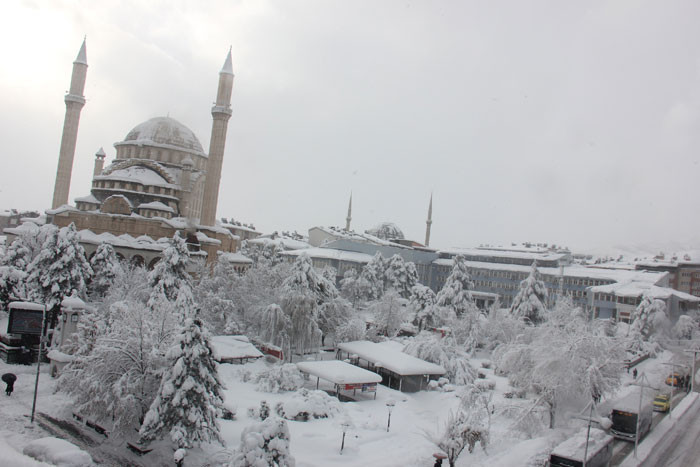 Bingöl'ün Karlıova ilçesinde bir metre kar yağdı okullar 12 gün tatil edildi - Resim: 4