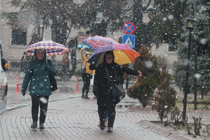 Bugün kar yağışı var asıl yarın bastıracak meteoroloji yeni uyarılar geçti - Resim: 1