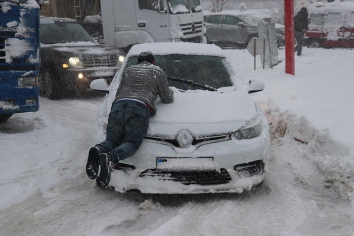 Yarım metre kar hayatı durdurdu yollar kapandı okullar tatil işte son durum - Resim: 1