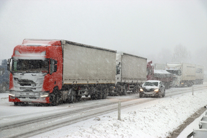 Yarım metre kar hayatı durdurdu yollar kapandı okullar tatil işte son durum - Resim: 2
