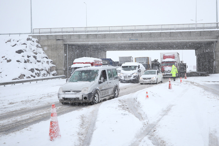 Yarım metre kar hayatı durdurdu yollar kapandı okullar tatil işte son durum - Resim: 4
