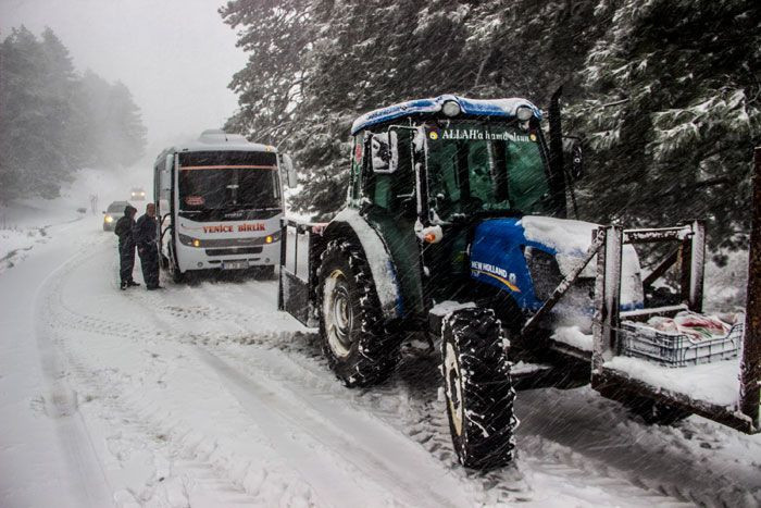 Kazdağları’nda yollar kardan kapandı onlarca araç mahsur kaldı! - Resim: 1